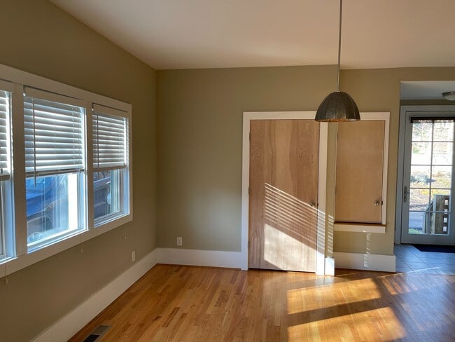 Building Photo - West Asheville, Green Built,  4 Bedroom, 4 Bathrooms. Two separate  living areas.