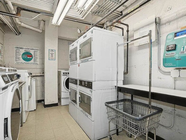 Building Photo - 141 E 55th St