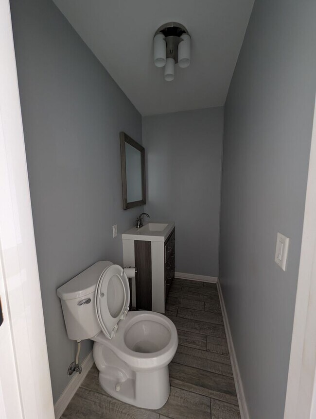 Building Photo - Beautifully Remodeled 2 Bed, 1.5 Bath Dupl...