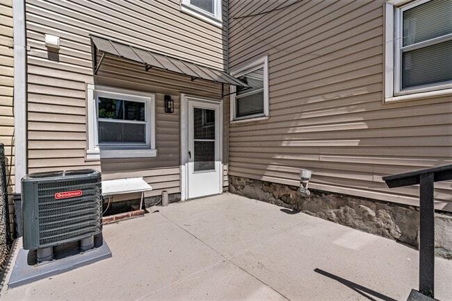 Building Photo - Freshly Renovated 2 Bedroom in Bloomfield available NOW! Includes off-street parking!
