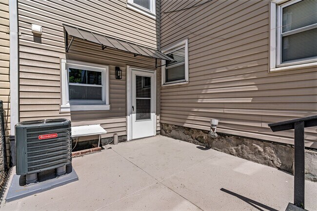 Building Photo - Freshly Renovated 2 Bedroom in Bloomfield available NOW!