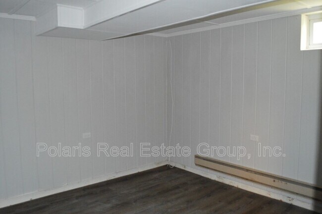 Building Photo - 6057 Rosslyn Ave