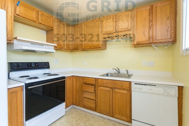 Building Photo - 2 Bedroom Bungalow in Northeast Portland - Huge Backyard!