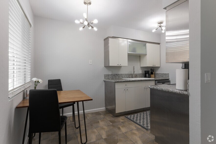 2BR, 1BA - 750SF - West Fifth