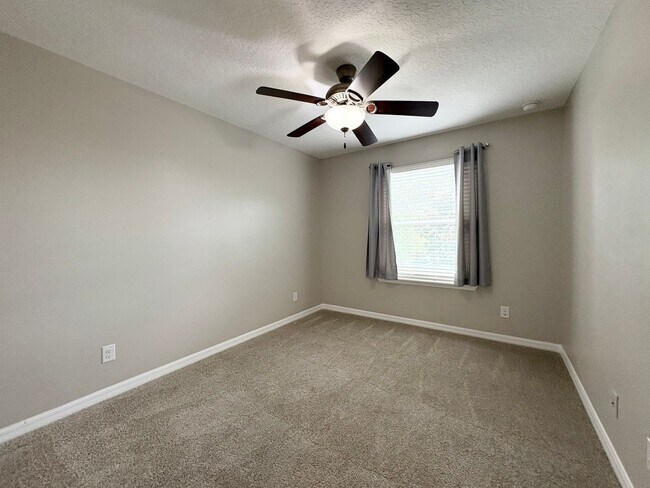 Building Photo - Gorgeous Lake View 3 BR 2.5 bath Luxury To...