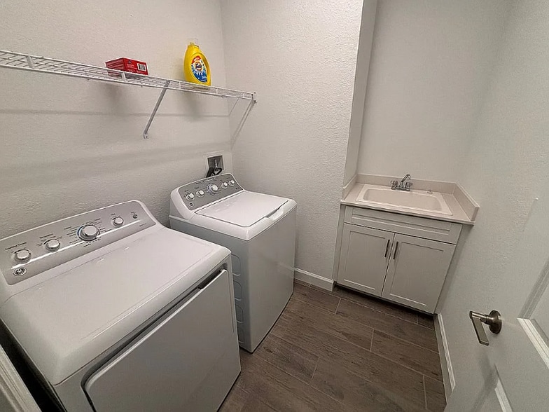 Building Photo - 8256 Shr Lk Dr