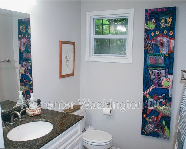 Building Photo - 242 Emerson St NW