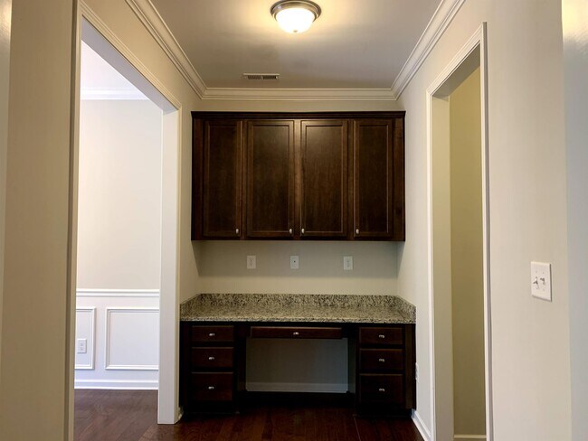 Building Photo - 204 Princess Pl