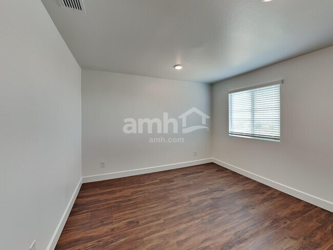 Building Photo - 17141 W Lawrence Ln
