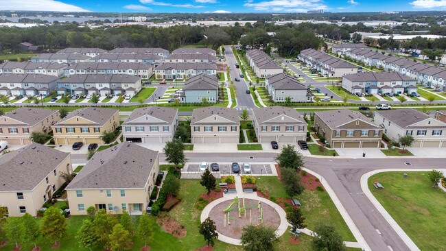 Building Photo - Spacious 3-Bdrm Townhome in Orlando's Gate...