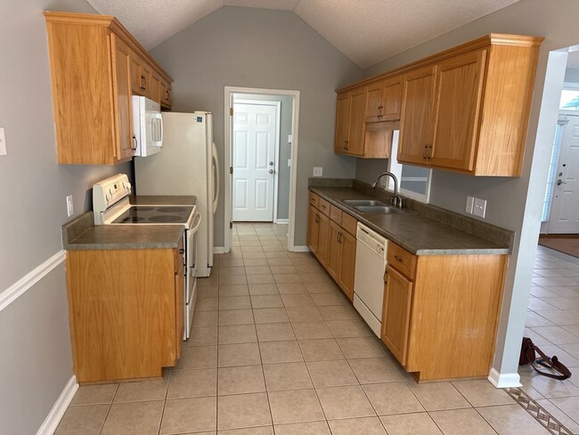 Building Photo - 93 Nelson Dr