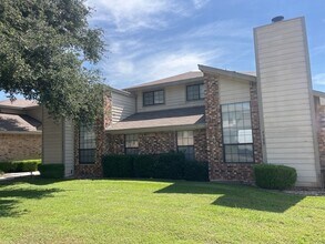 Building Photo - Corner lot Townhouse with yard! fireplace,...