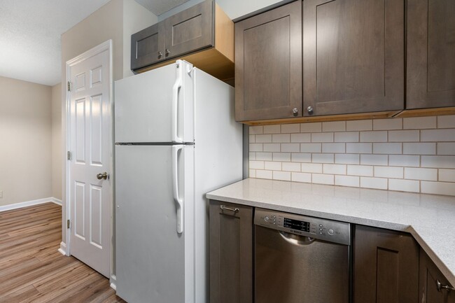 Building Photo - 5 MONTH LEASE 1 Bed 1 Bath End Townhome in...