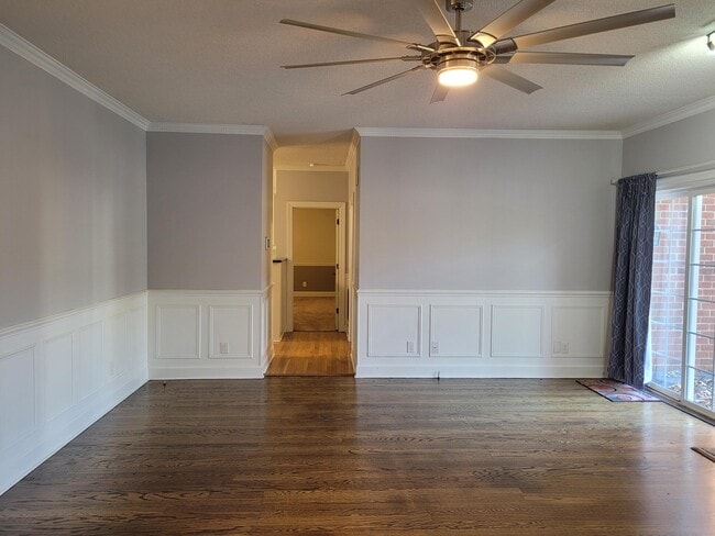 Building Photo - 850 Torrey Pines Dr