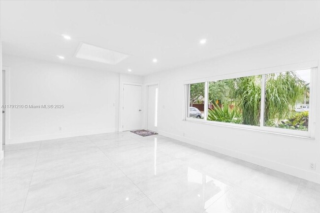 Building Photo - 5804 SW 116th Ave