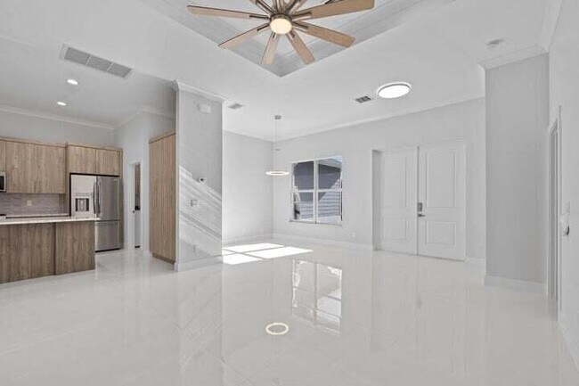 Building Photo - 419 SW Namoit Pl