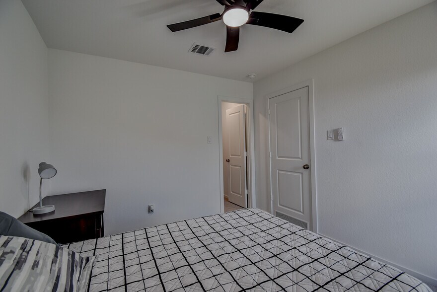 full size bed - 410 Emma St