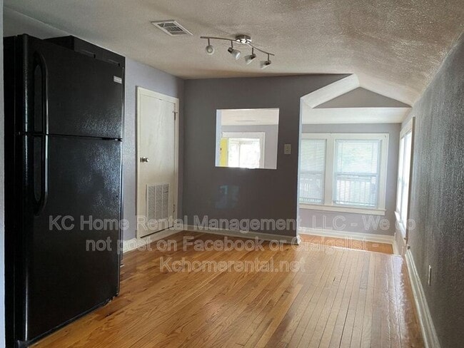 Building Photo - 406 W 77th St