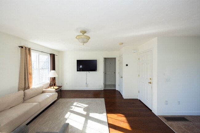 Building Photo - 31 Blackthorn Dr