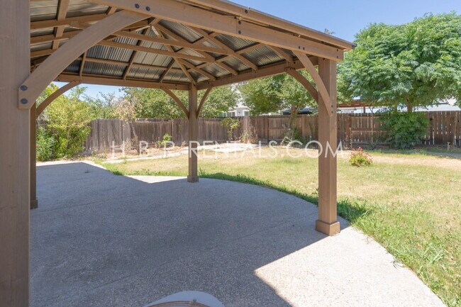 Building Photo - Spacious 5-Bedroom Retreat with Cozy Fireplace in Prime Tracy Location!