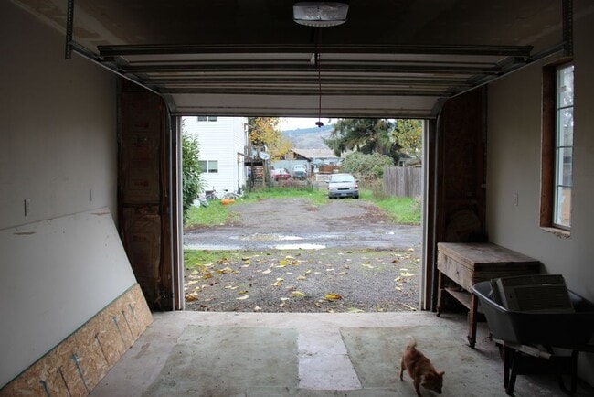 Building Photo - Just Renovated 3 Bed, 2 Bath Home in Sheridan