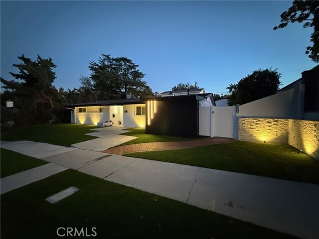 Building Photo - 20300 Oxnard St