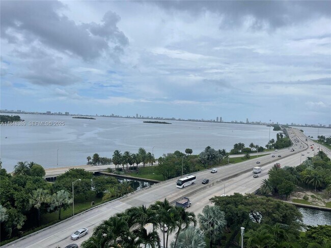 Building Photo - 601 NE 36th St