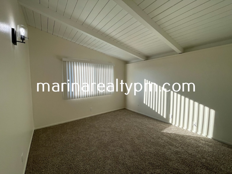 Building Photo - 240 Holly St