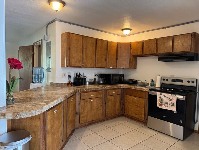 Building Photo - ALL UTILITIES INCLUDED!! 2 Bedroom / 1 Bath Apartment