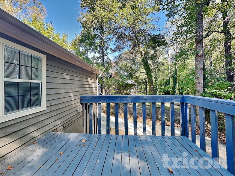 Building Photo - 3376 Poplar Dr