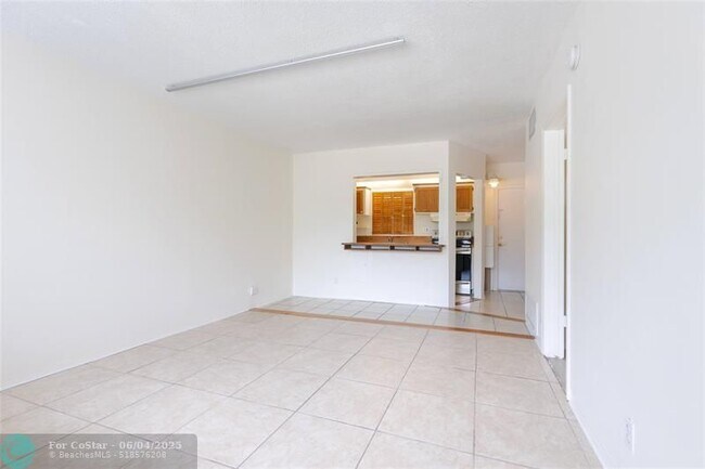 Building Photo - 1001 SE 16th St