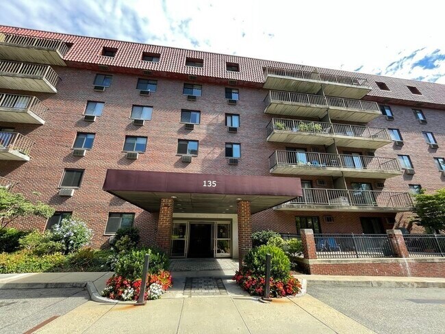 Building Photo - 135 Pleasant St