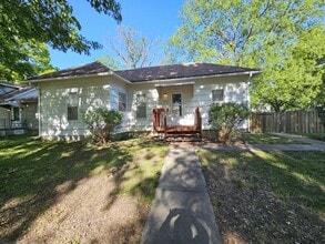 Building Photo - 903 N Cedar St