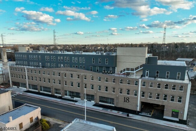 Building Photo - 18 W Main St