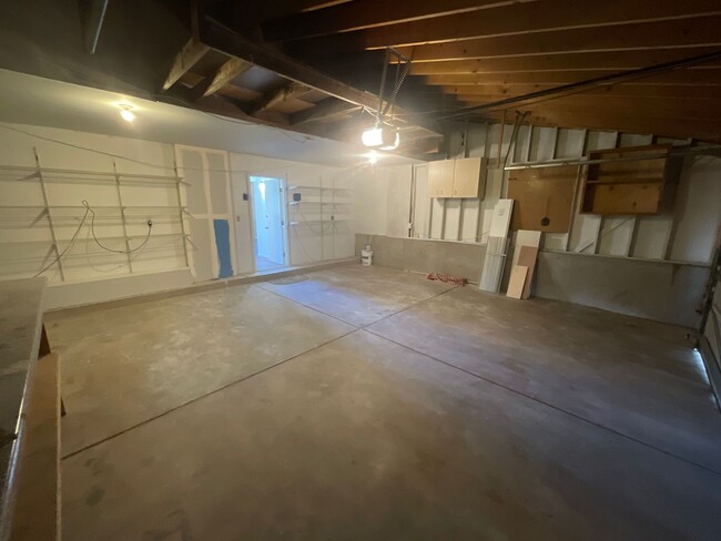 Building Photo - 5 Bedroom Home Available Near Research Pkw...