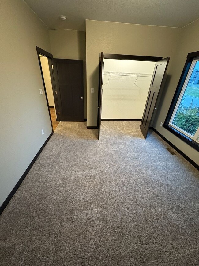 Building Photo - PRICE REDUCED!!! 4 bed / 3 bath Twinhome for Rent!