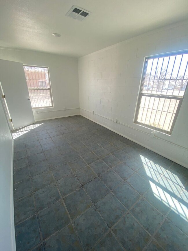 Building Photo - 2,400 sq. ft. Commercial Space – Prime Loc...
