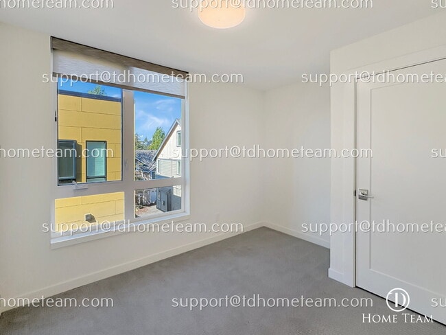 Building Photo - "Spacious 3-Bed Townhouse with Scenic Views in Seattle's Desirable Magnolia Neighborhood!"