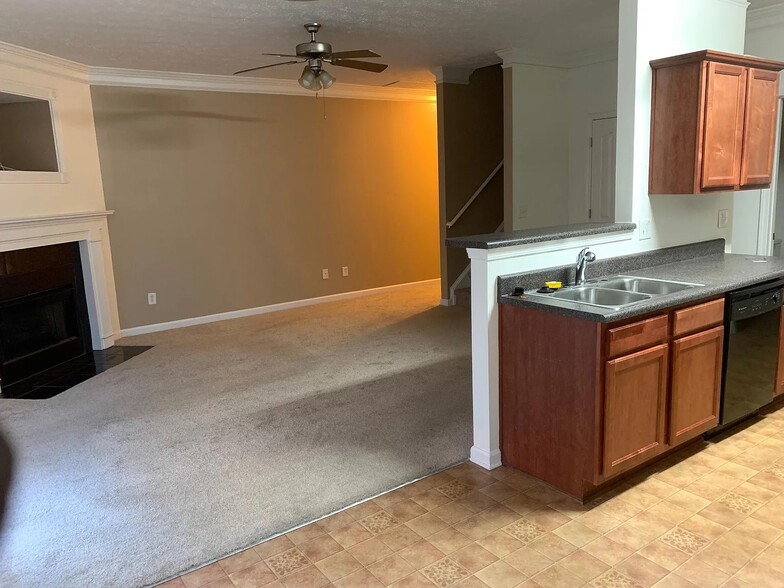 Building Photo - Room in Townhome on Roses Trail