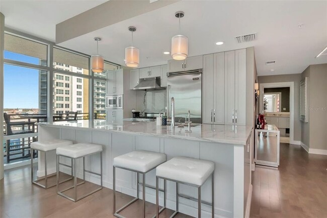 Building Photo - 1120 E Kennedy Blvd