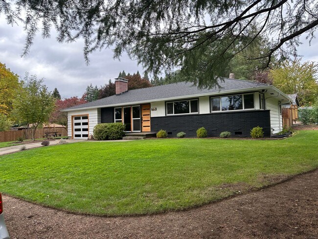 Building Photo - GORGEOUS RANCH STYLE HOME ON HUGE MANICURED LOT IN GARDEN HOME IN SW PORTLAND