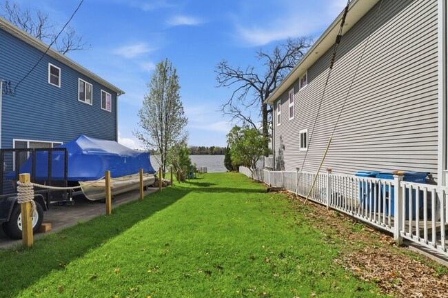 Building Photo - 3-bedroom home with deeded access to all-sports Loon Lake