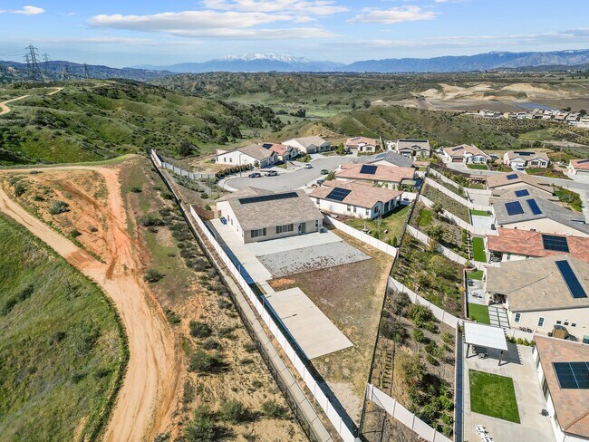 Building Photo - Stunning 4 bedroom 3 bath home in Summer Wind Trail Community