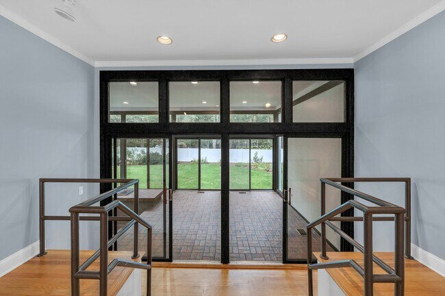Building Photo - 370 Holland Ln