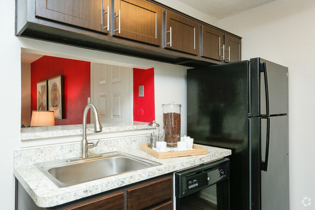 1BR, 1BA - 632SF - Kitchen - City Crossing