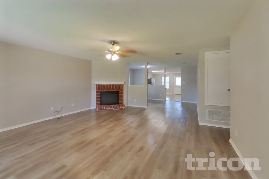 Building Photo - 2328 White Oak Dr