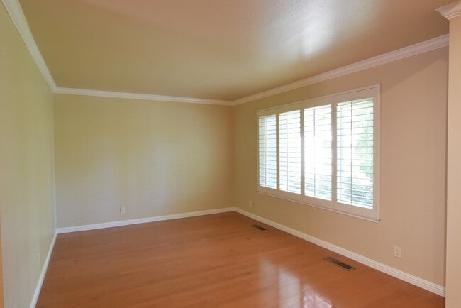 Building Photo - Beautiful Updated 3 Bedroom 2.5 Bath Townhouse in Desirable Cupertino Community!