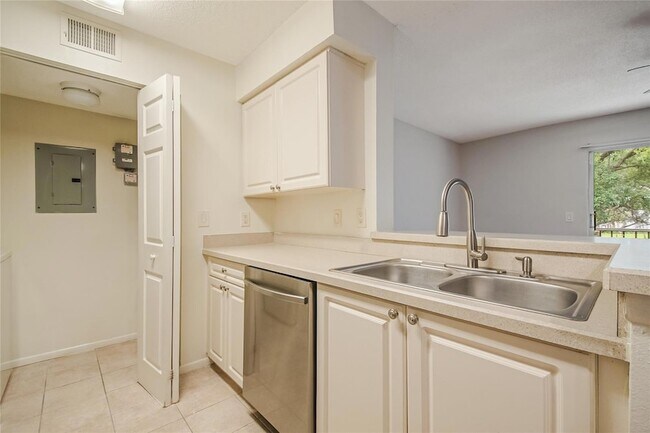Building Photo - 1229 Bermuda Lakes Ln