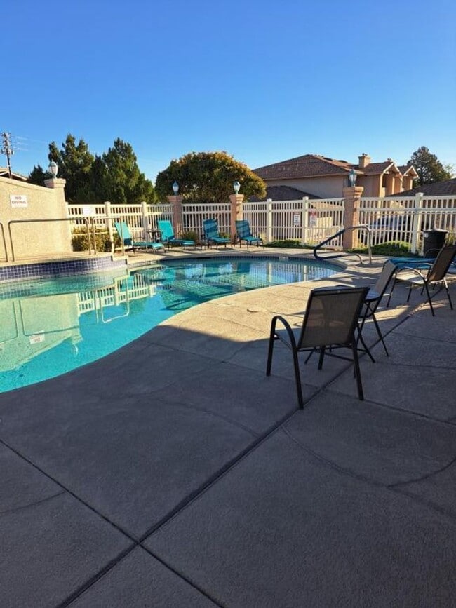 Building Photo - 2 Bedroom 2 Bath Contact Property Pros Pro...