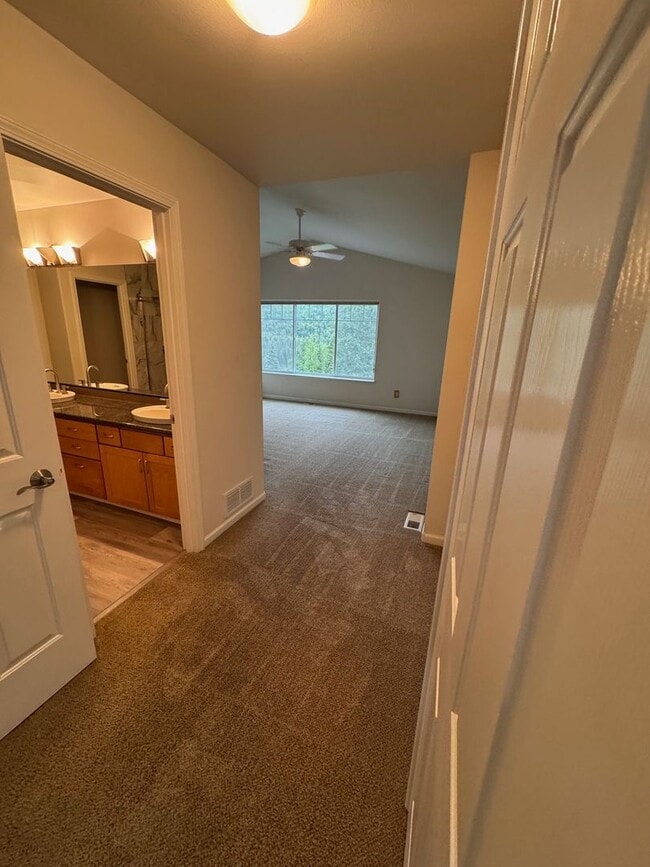 Building Photo - 3 Bed, 2.5 Bath Condo in Eagle River